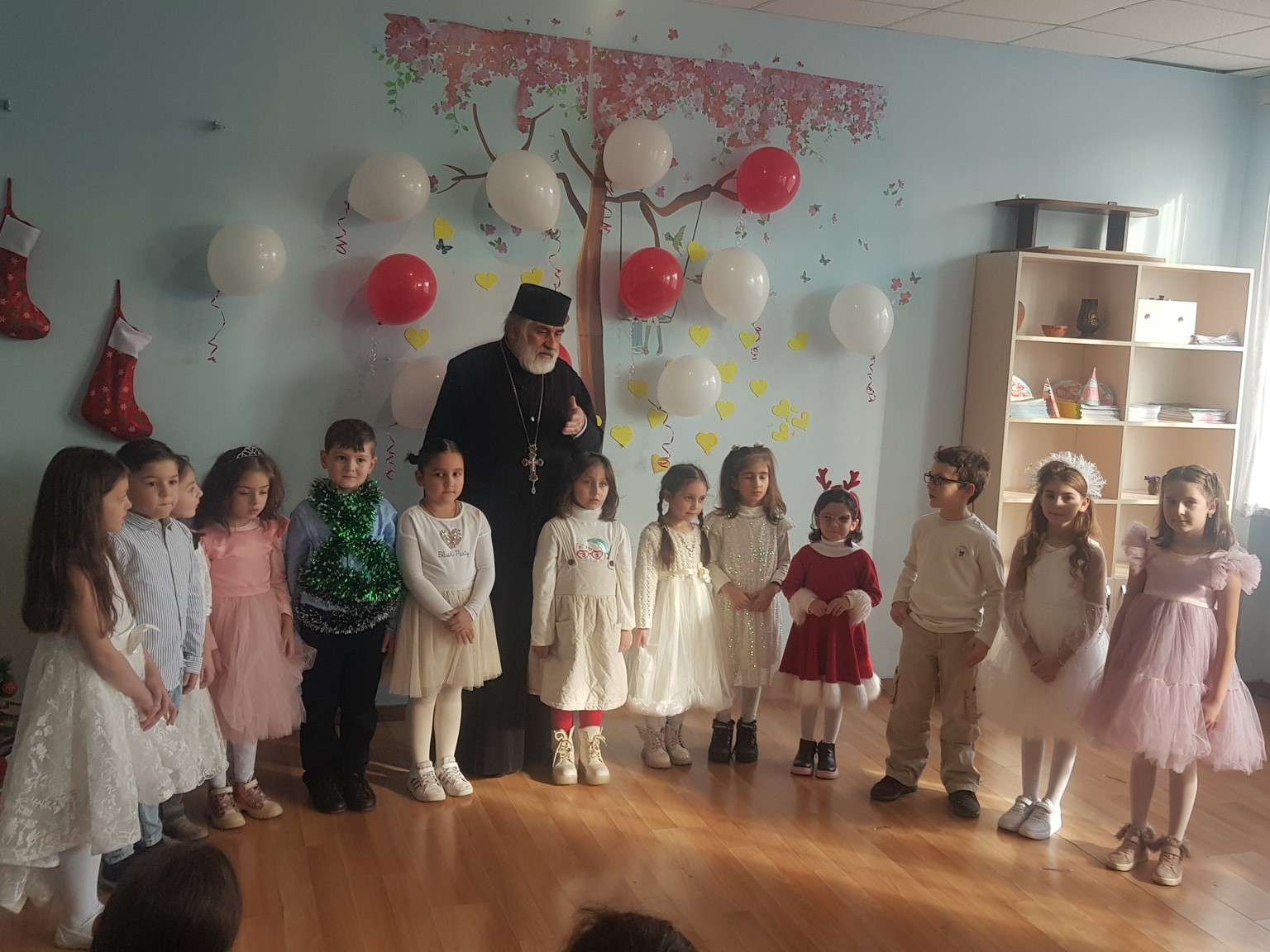 წმიდა თამარ მეფის სახელობის გიმნაზიის, წმიდა ვახტანგ გორგასლის სახელობის 1 ა კლასის მოსწავლეებმა (კლასის ხელმძღვანელი ეკატერინე ხეჩუაშვილი) საშობაო-საახალწლო ღონისძიება წარმოადგინეს