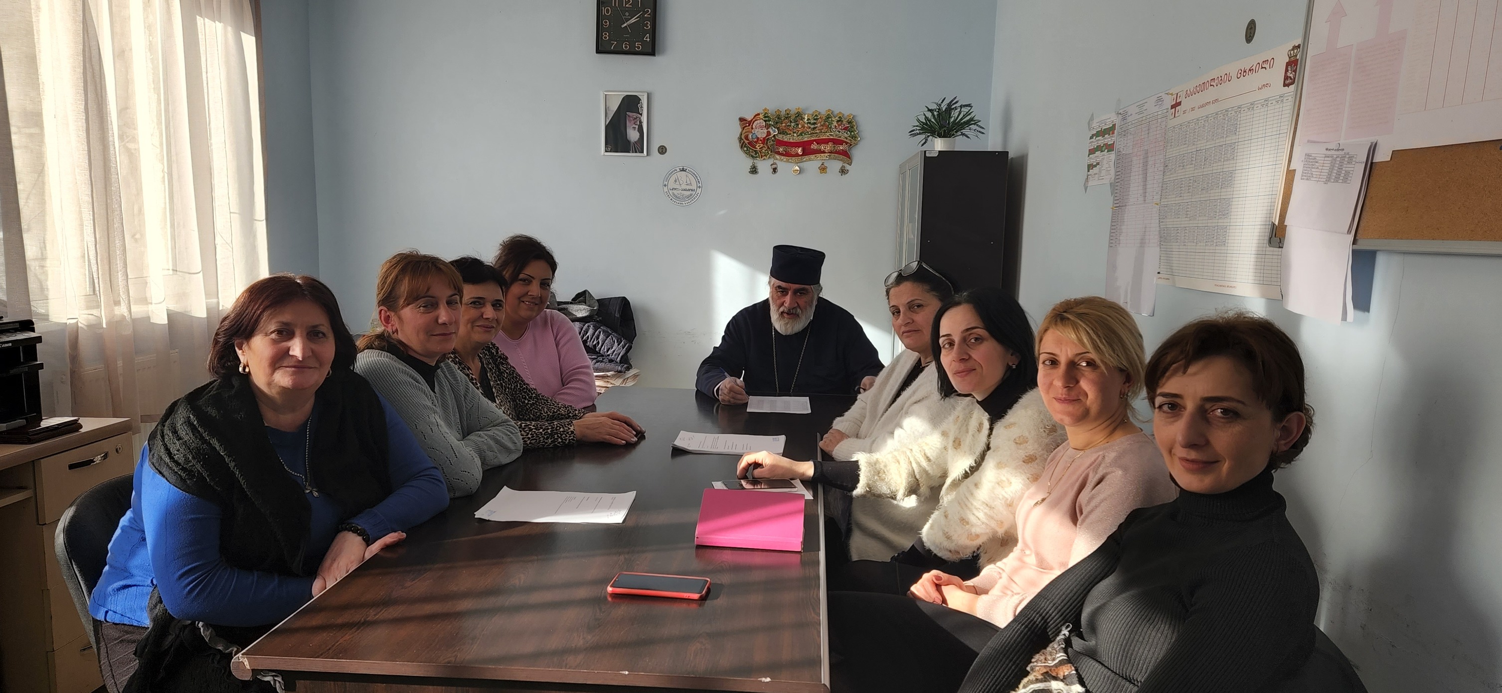წმიდა თამარ მეფის სახელობის გიმნაზიაში დაწყებითი კლასების კათედრის სხდომა გაიმართა, რომელსაც გიმნაზიის რექტორი, დეკანოზი მირიან სამხარაძე, სასწავლო პროცესების მენეჯერი - მზიური კოჩალიძე და მეთოდური დახმარების სამსახურის ხელმძღვანელი მაყვალა ანთაძე ესწრებოდნენ......