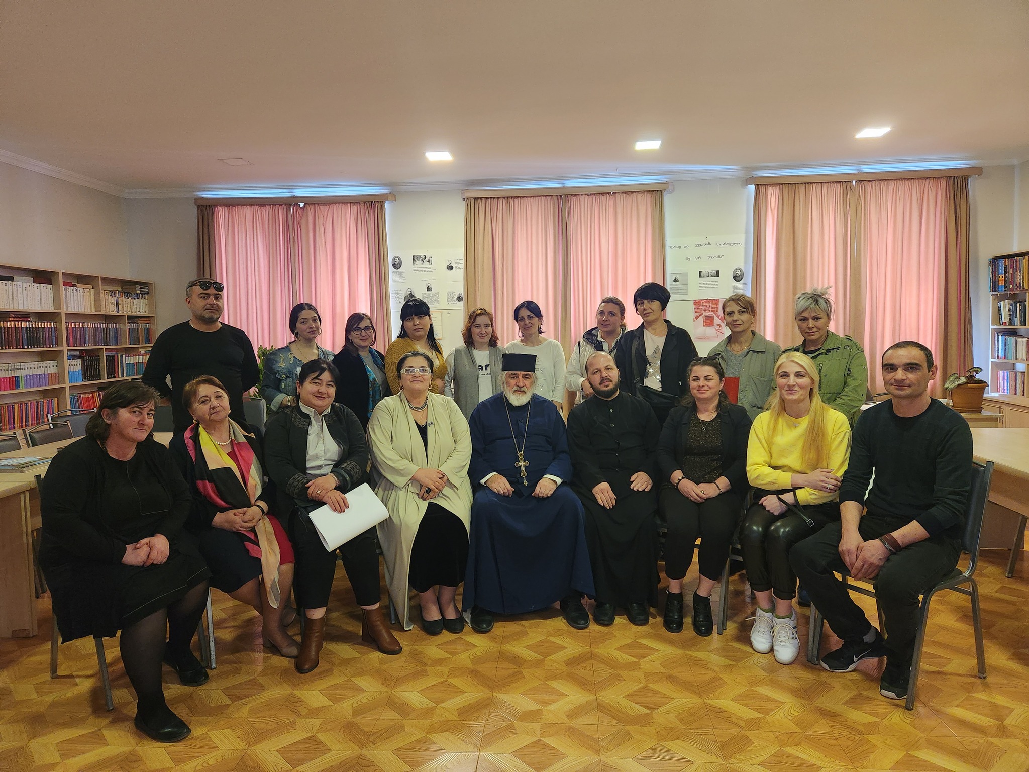 წმიდა თამარ მეფის სახელობის გიმნაზიის ბიბლიოთეკაში გაიმართა კლასის მშობელთა კომიტეტის თავმჯდომარეებისა და მოადგილეების შეკრება