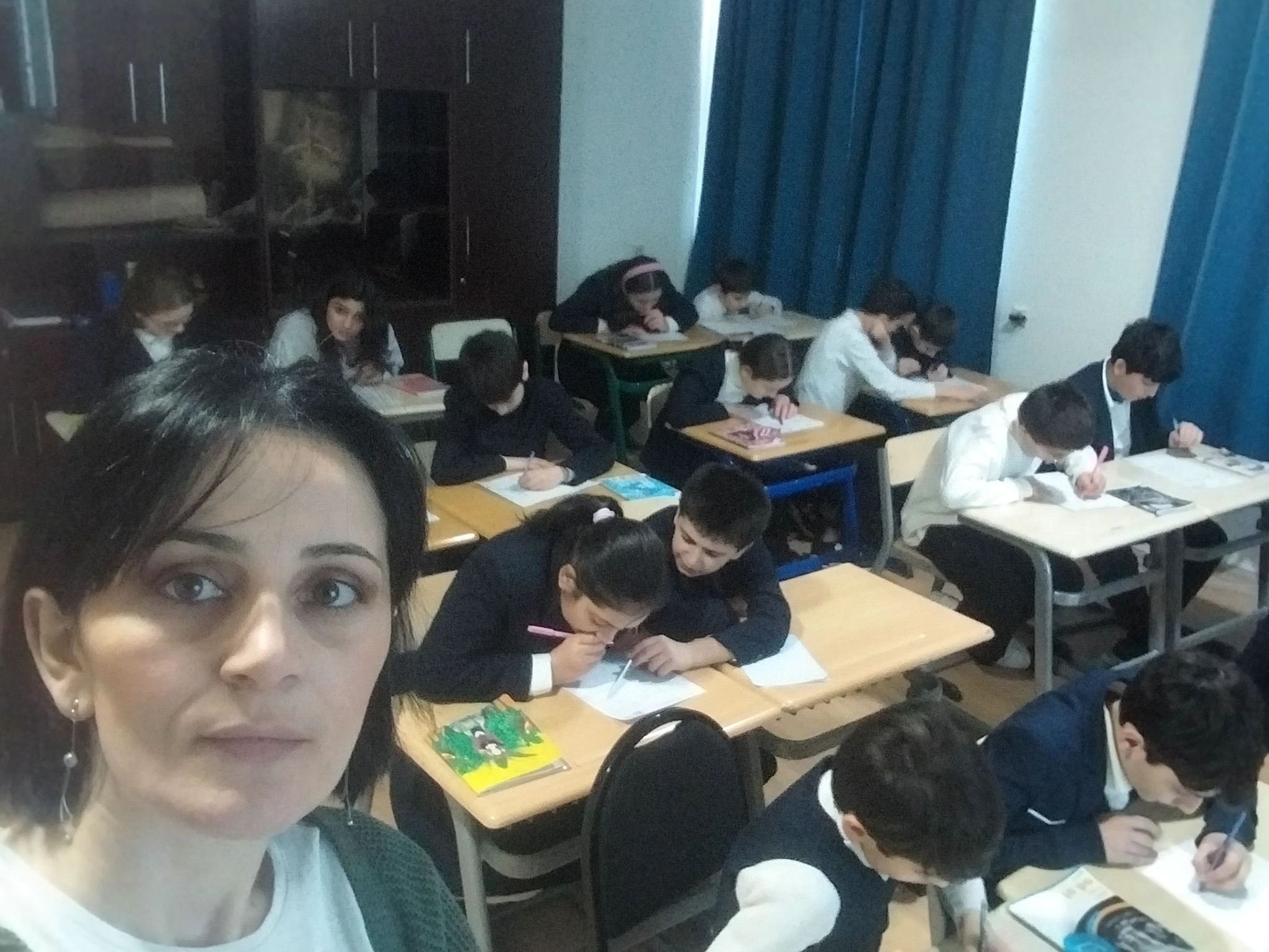 წმიდა თამარ მეფის სახელობის გიმნაზიაში, უახლესი ციფრული ტექნიკით აღჭურვილმა კაბინეტმა, ინგლისური ენის საინტერესო გაკვეთილით დაიწყო ფუნქციონირება..... მე-6 კლასი, პედაგოგი მზიური კოჩალიძე....
