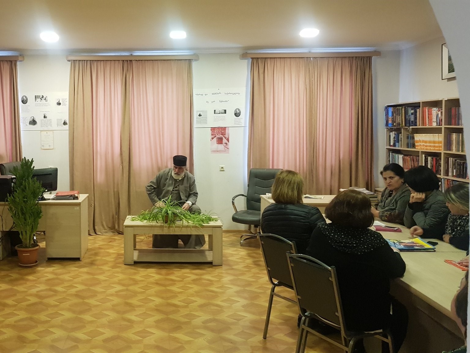გიმნაზიის რექტორი, დეკანოზი მირიან სამხარაძე - შეხვდა კლასის დამრიგებლებსა და გახანგრძლივებული ჯგუფის ხელმძღვანელებს