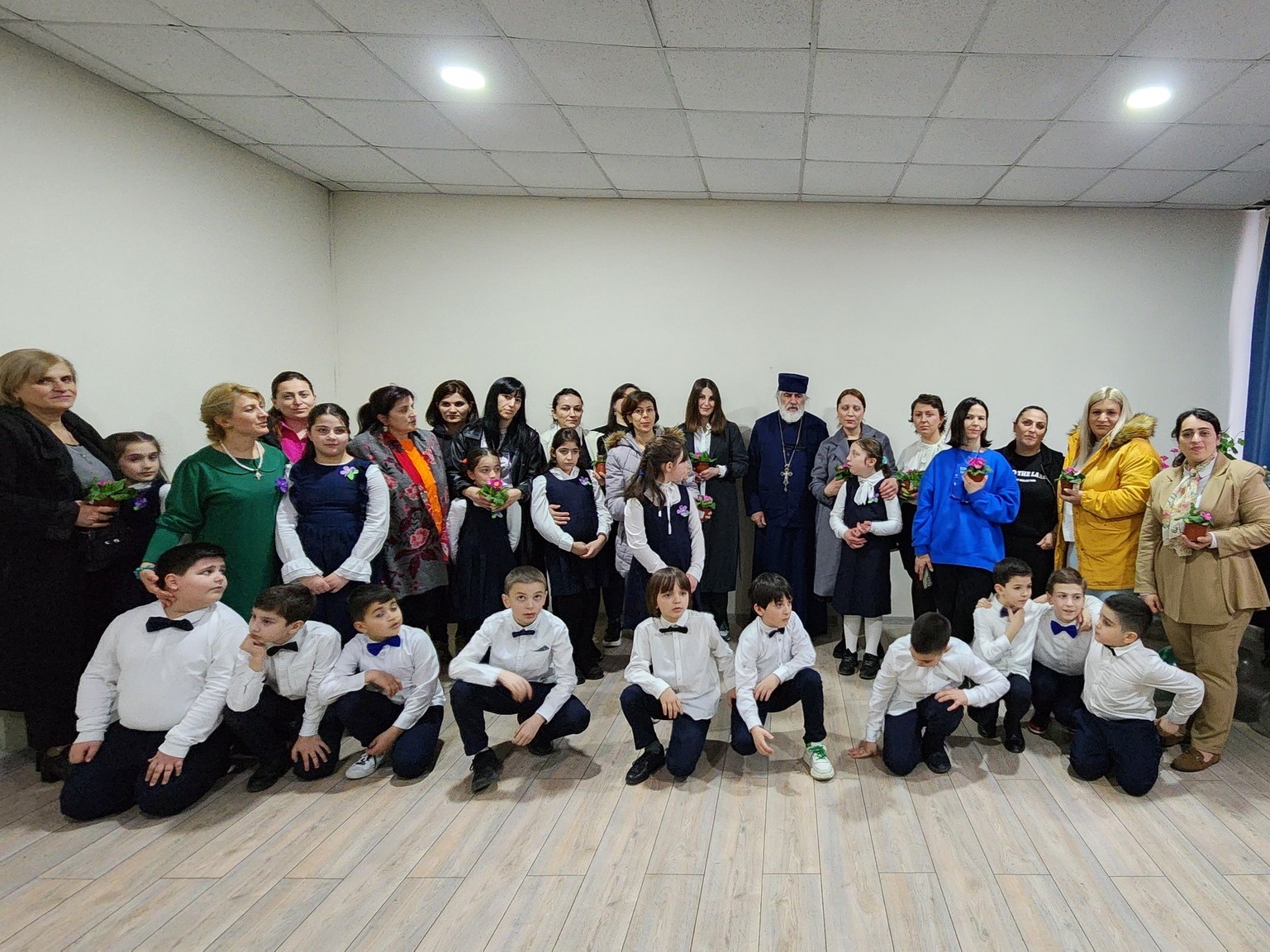 გიმნაზიის მე - 3 ბ კლასის მოსწავლეებმა (კლასის დამრიგებელი ქეთევან მოსულიშვილი) საკონფერენციო დარბაზში დედისადმი მიძღვნილი საინტერესო, შემეცნებითი სანახაობა წარმოადგინეს......