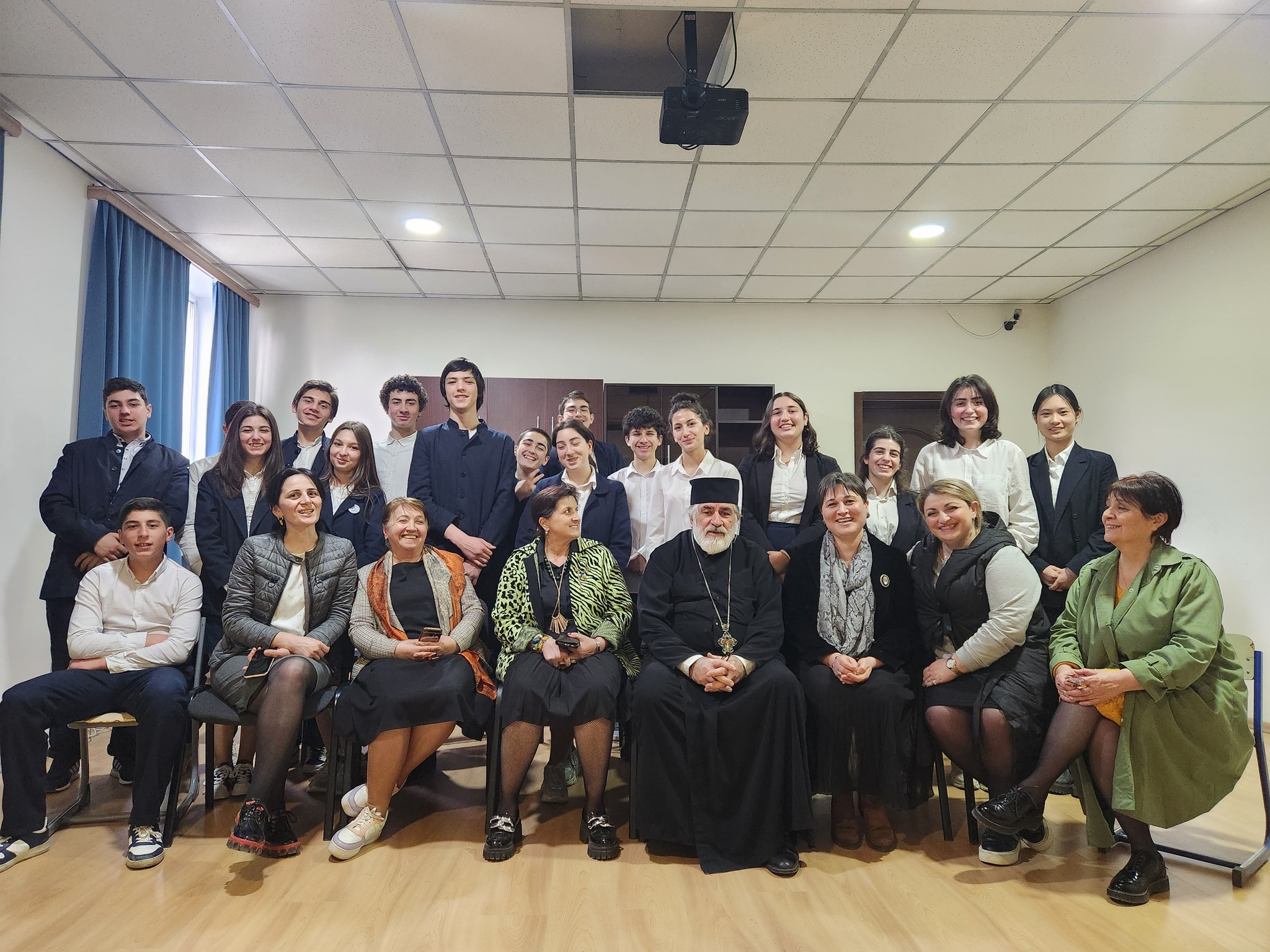 წმიდა თამარ მეფის სახელობის გიმნაზიის წმიდა ამბროსი აღმსარებლის სახელობის მე - 10 კლასის მოსწავლეებმა ინგლისურ ენაზე წარმოადგინეს პროექტი - პრეზენტაცია სახელწოდებით ,,ქართული ენის ისტორია", რომელიც შეეხებოდა ქართულ ანბანსა და დამწერლობას დასაბამიდან დღემდე........