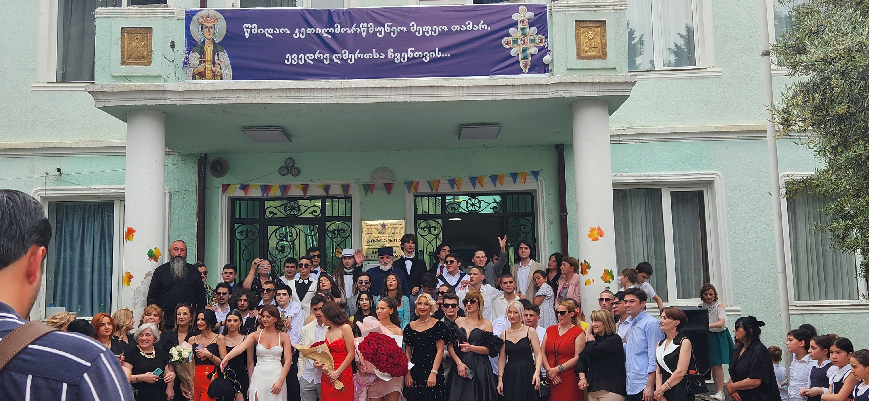 კიდევ ერთხელ შეიკრიბენ გიმნაზიაში წლევანდელი კურსდამთავრებულები მშობლებთან ერთად, რათა ამჯერად საზეიმო წვეულებაზე გამგზავრებულიყვნენ მცხეთაში......