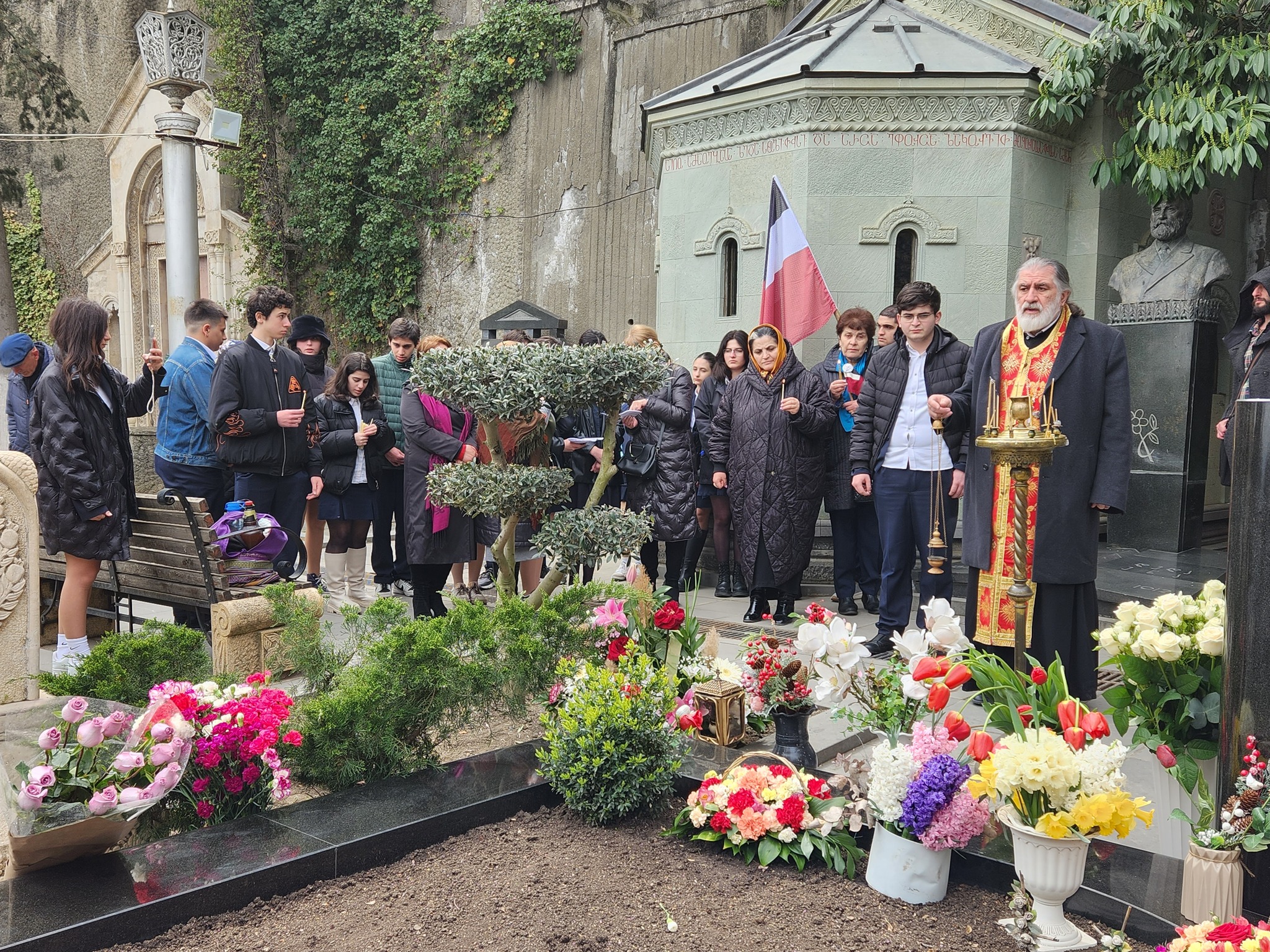 წმიდა თამარ მეფის სახელობის გიმნაზიის მოსწავლეებმა და პედაგოგებმა მთაწმინდაზე, მწერალთა და ქართველ საზოგადო მოღვაწეთა პანთეონში პატივი მიაგეს საქართველოს პირველი პრეზიდენტის, საქართველოს ეროვნული გმირის, ბატონ ზვიად გამსახურდიას ხსოვნას......